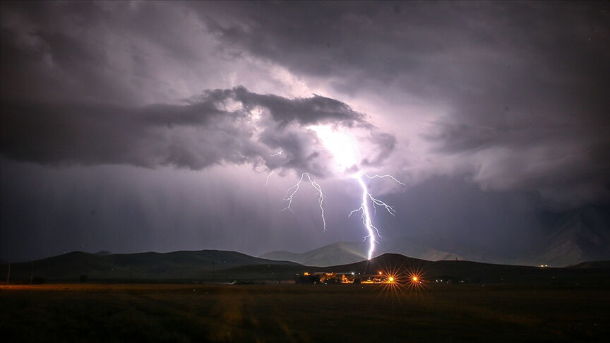Maç sırasında sahaya yıldırım düştü! 1'i ağır 2 futbolcu yaralandı Maç sırasında sahaya yıldırım düştü! 1'i ağır 2 futbolcu yaralandı - 1. Resim