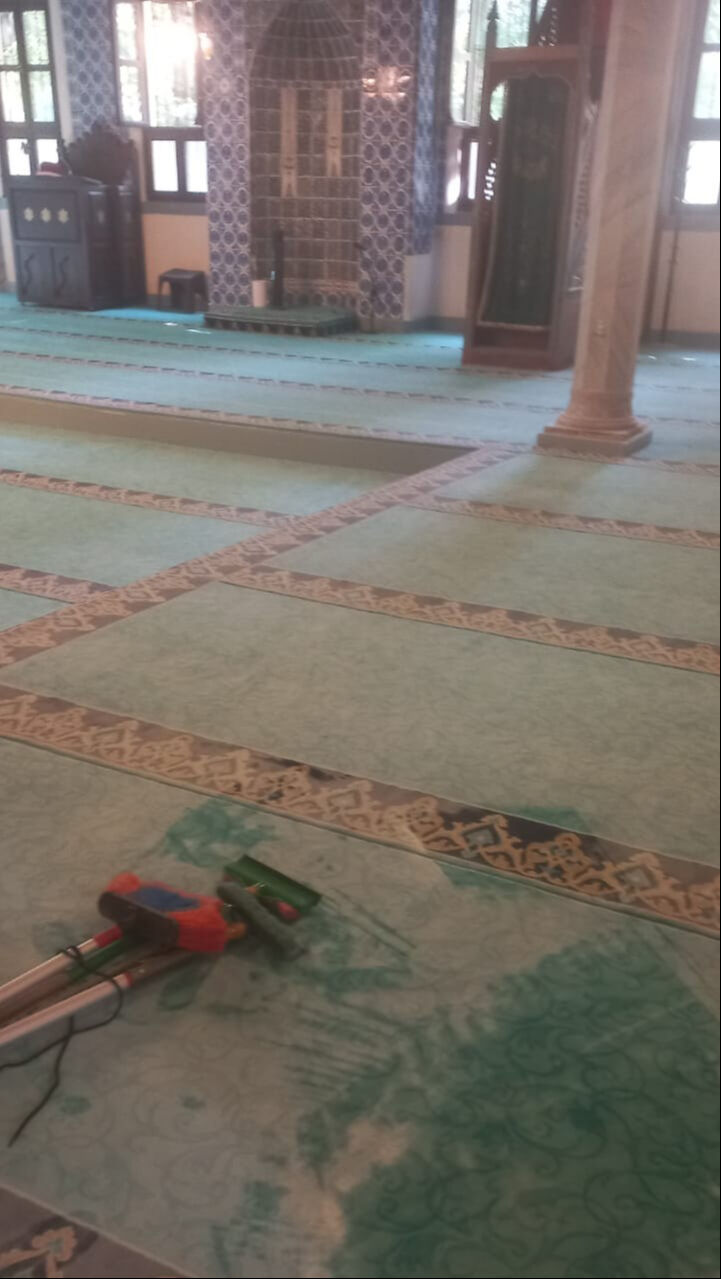 Şaka sınırını aşan gençler cemaatin tepkisini çekti! Camiye sorumsuzca zarar verdiler - 2. Resim