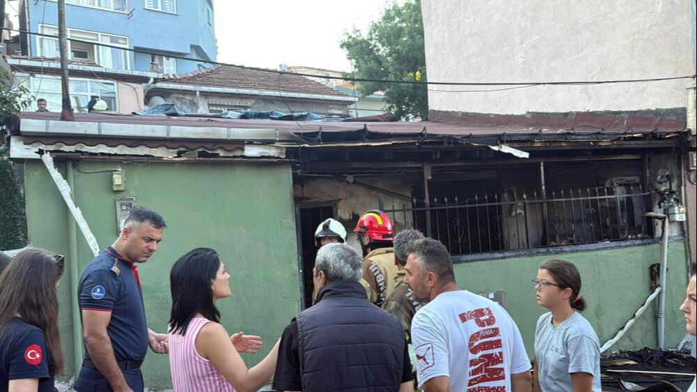 Sarıyer'de gecekondu yangını! Anne son anda kurtuldu, 2 kardeş ağır yaralandı - 1. Resim