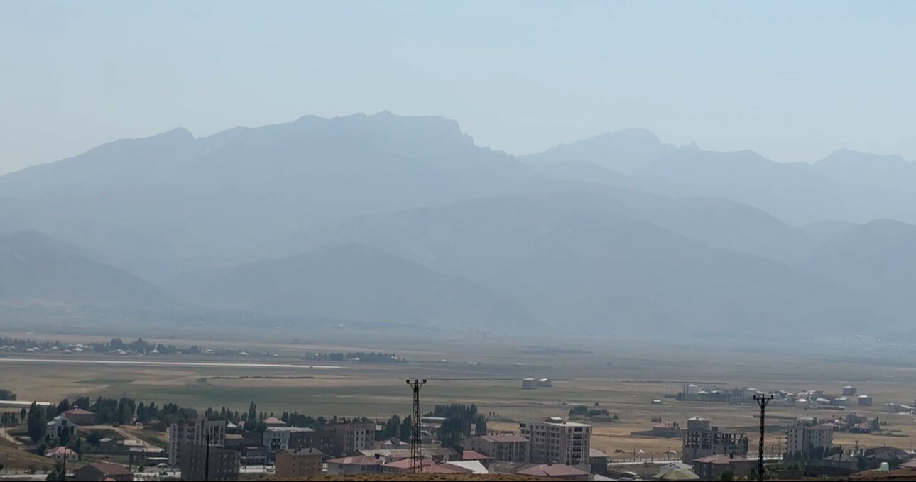 Şaşırtan anlar! Her yeri toz bulutu kapladı: Göz gözü görmedi Şaşırtan anlar! Her yeri toz bulutu kapladı: Göz gözü görmedi - 1. Resim