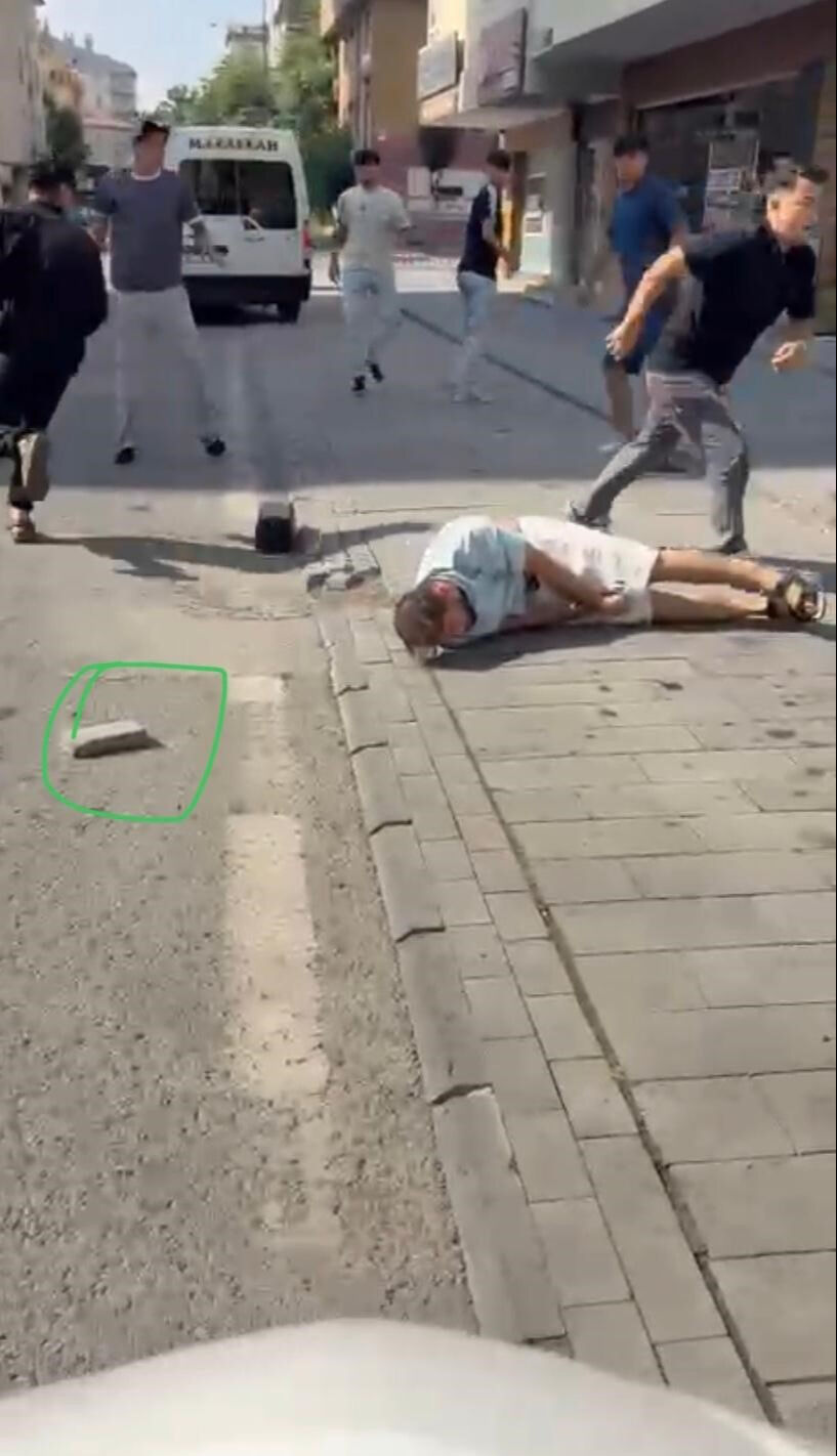 Sokak ortasında facia anları! Kavga ettikleri şahsa taşla saldırdılar - 3. Resim