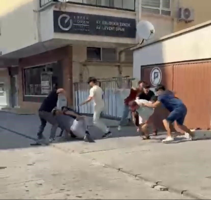 Sokak ortasında facia anları! Kavga ettikleri şahsa taşla saldırdılar - 1. Resim