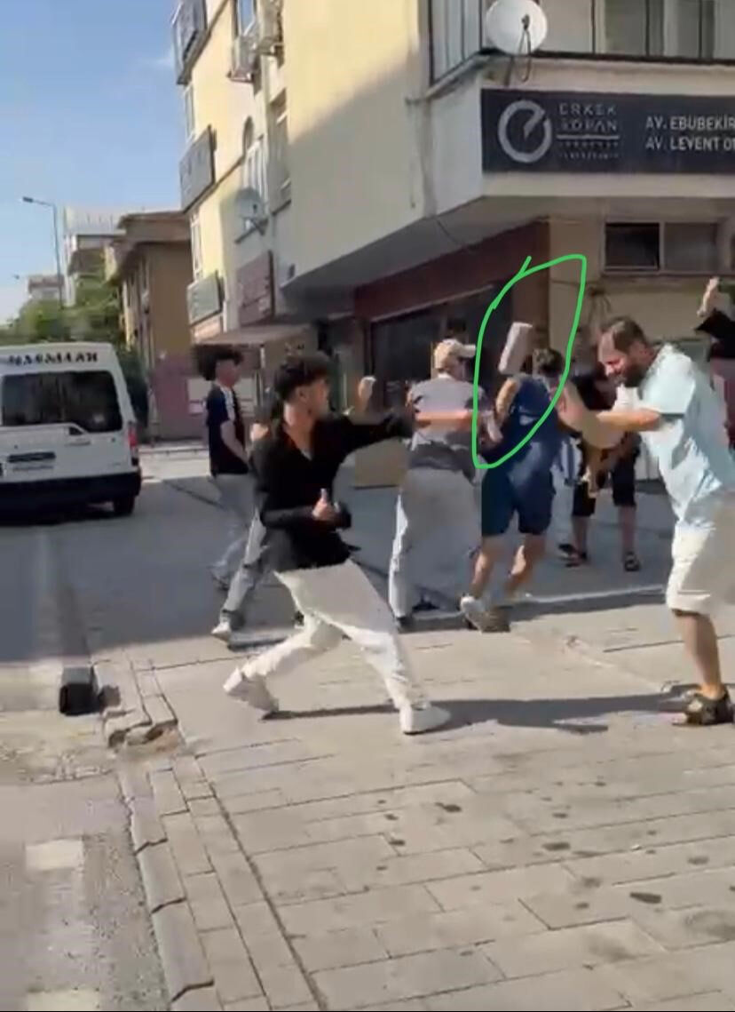 Sokak ortasında facia anları! Kavga ettikleri şahsa taşla saldırdılar - 2. Resim