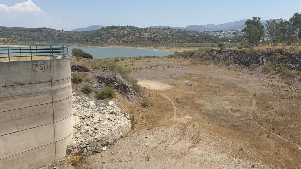 Vatandaşlar isyanda! Tatilcilerin gözdesi Bodrum'da su alarmı... Çareyi böyle buldular Tatilcilerin gözdesi Bodrum'da alarm: Barajlar kritik seviyede! Vatandaşlar tankerle su taşıyor - 3. Resim