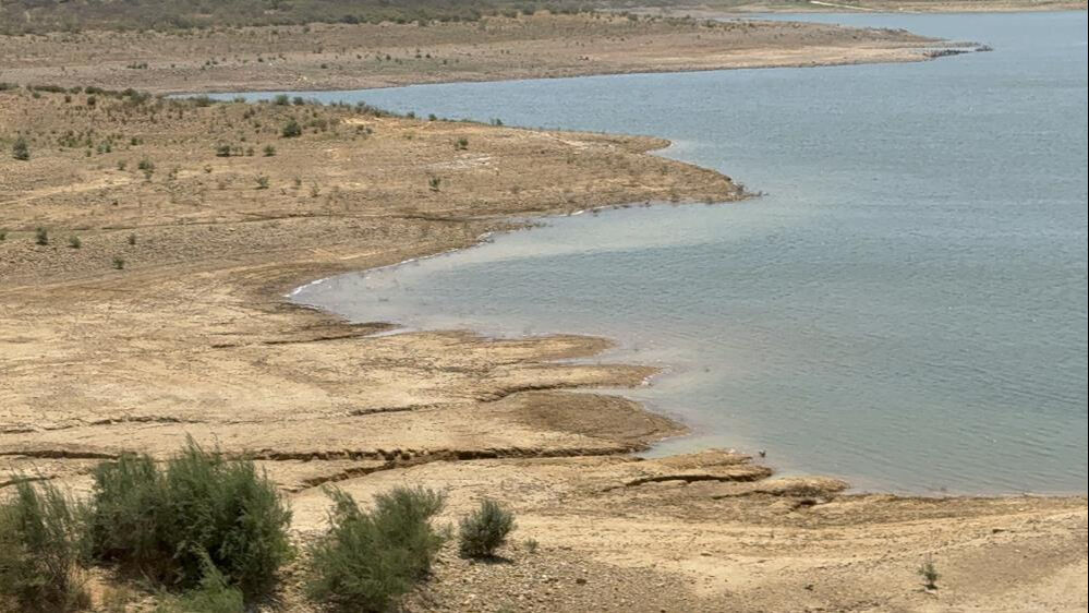 Vatandaşlar isyanda! Tatilcilerin gözdesi Bodrum'da su alarmı... Çareyi böyle buldular Tatilcilerin gözdesi Bodrum'da alarm: Barajlar kritik seviyede! Vatandaşlar tankerle su taşıyor - 4. Resim
