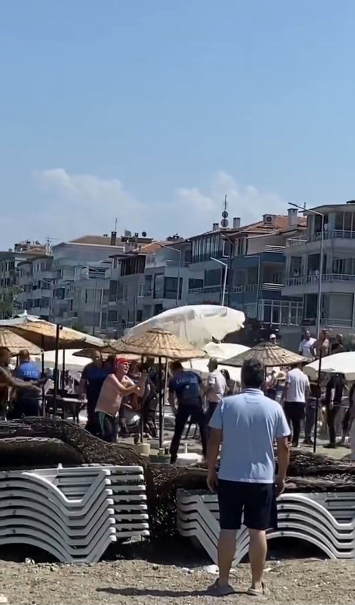 Ücretsiz halk plajında ortalık karıştı! Şezlong ve şemsiye için para istediler, zabıtayla kavga ettiler Ücretsiz halk plajında ortalık karıştı! Şezlong ve şemsiye için para istediler, zabıtayla kavga ettiler - 2. Resim