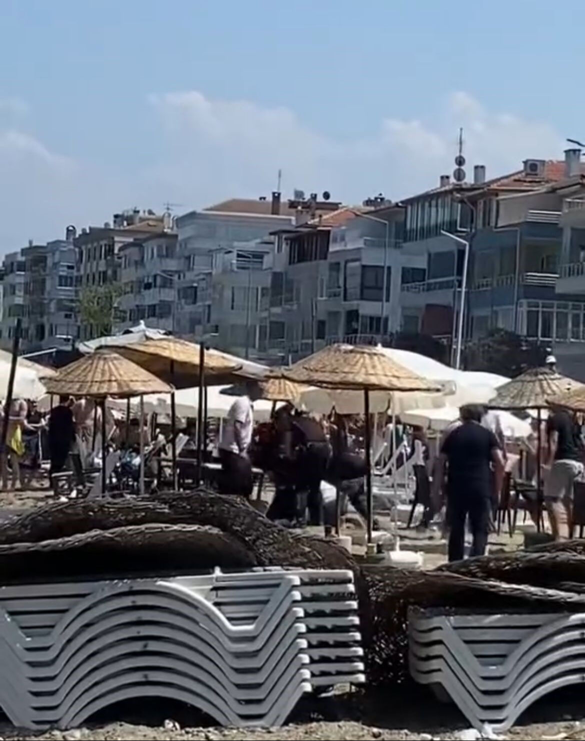 Ücretsiz halk plajında ortalık karıştı! Şezlong ve şemsiye için para istediler, zabıtayla kavga ettiler Ücretsiz halk plajında ortalık karıştı! Şezlong ve şemsiye için para istediler, zabıtayla kavga ettiler - 1. Resim