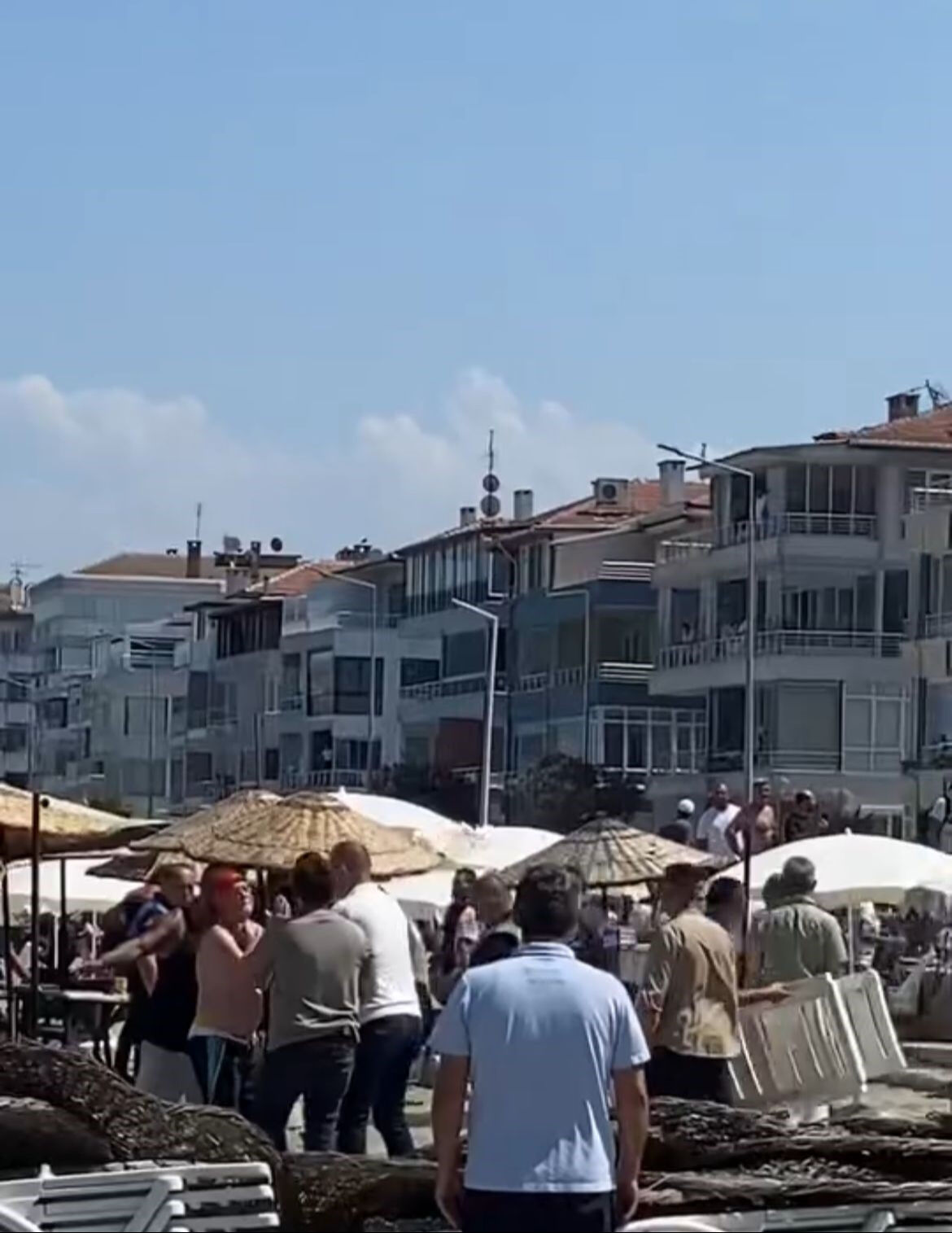 Ücretsiz halk plajında ortalık karıştı! Şezlong ve şemsiye için para istediler, zabıtayla kavga ettiler Ücretsiz halk plajında ortalık karıştı! Şezlong ve şemsiye için para istediler, zabıtayla kavga ettiler - 3. Resim