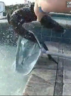 Yüzme havuzunda mahsur kalmıştı! İmdadına polis yetişti: İlginç anlar kamerada - 2. Resim