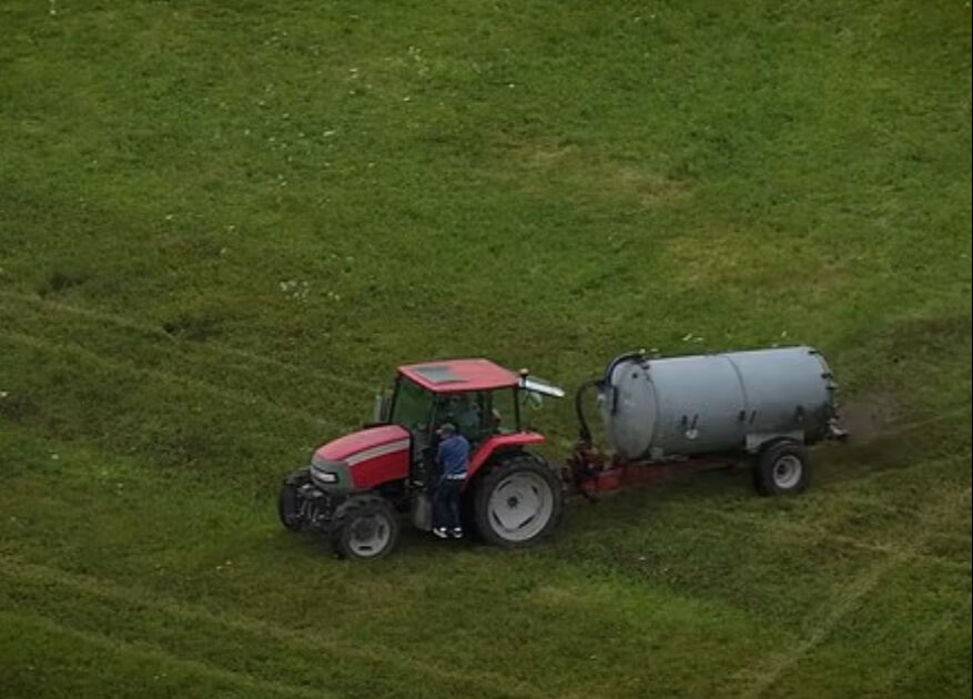 Arazinde izinsiz kamp kurmuşlardı! Çiftçiden akıl almaz müdahale: Görüntüler viral oldu - 1. Resim