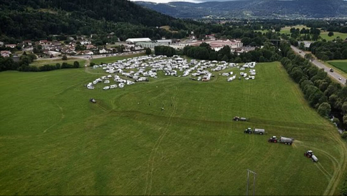 Arazinde izinsiz kamp kurmuşlardı! Çiftçiden akıl almaz müdahale: Görüntüler viral oldu - 2. Resim