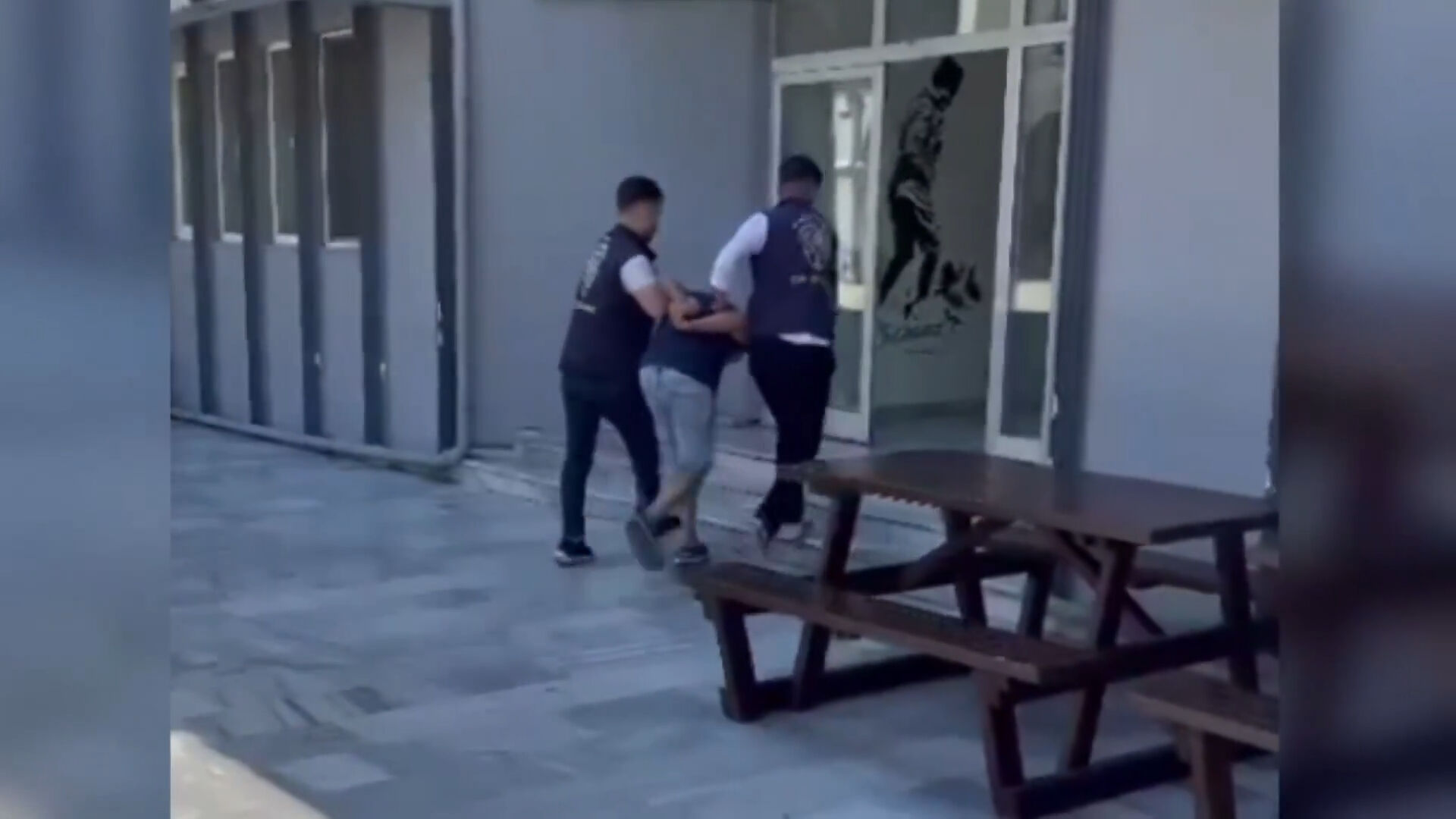 Ayasofya'yı ateşe verip kaçtı! Kaçan şahıs kıskıvrak yakalandı Ayasofya'yı ateşe verip kaçtı! Kaçan şahıs kıskıvrak yakalandı - 3. Resim