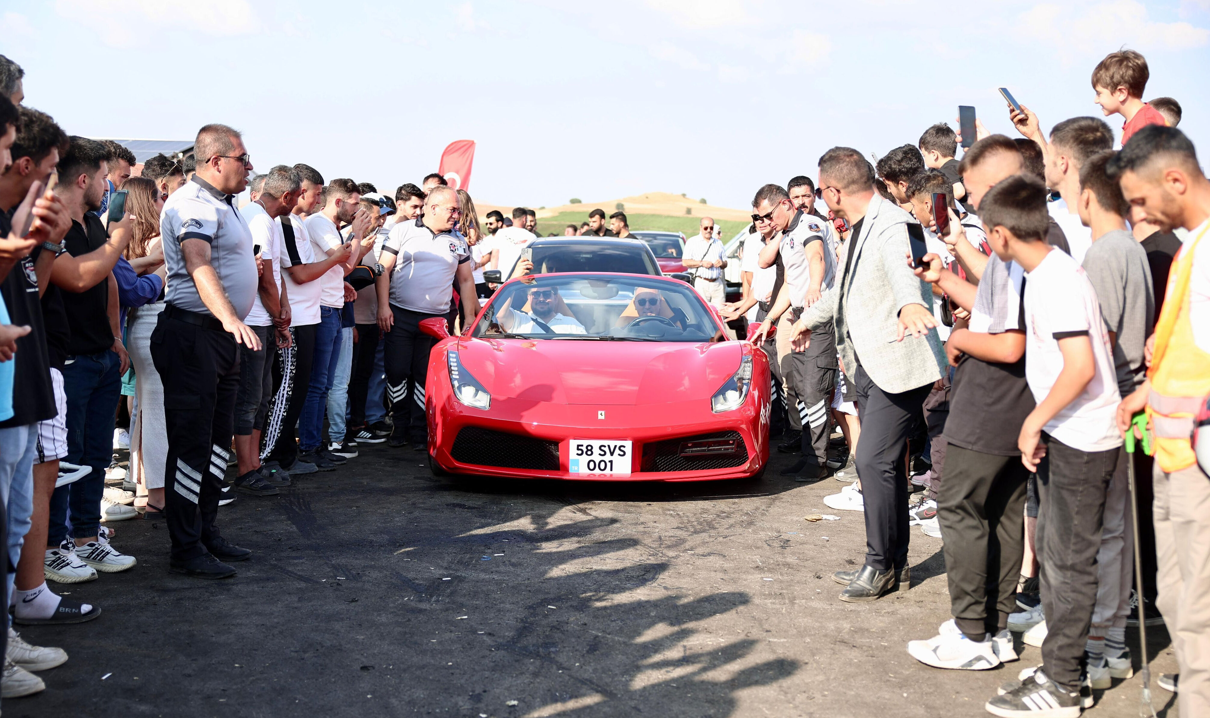 Belediye başkanından drift şov! Ferrari'yle baş döndürdü Belediye başkanından drift şov! Ferrari'yle baş döndürdü - 1. Resim