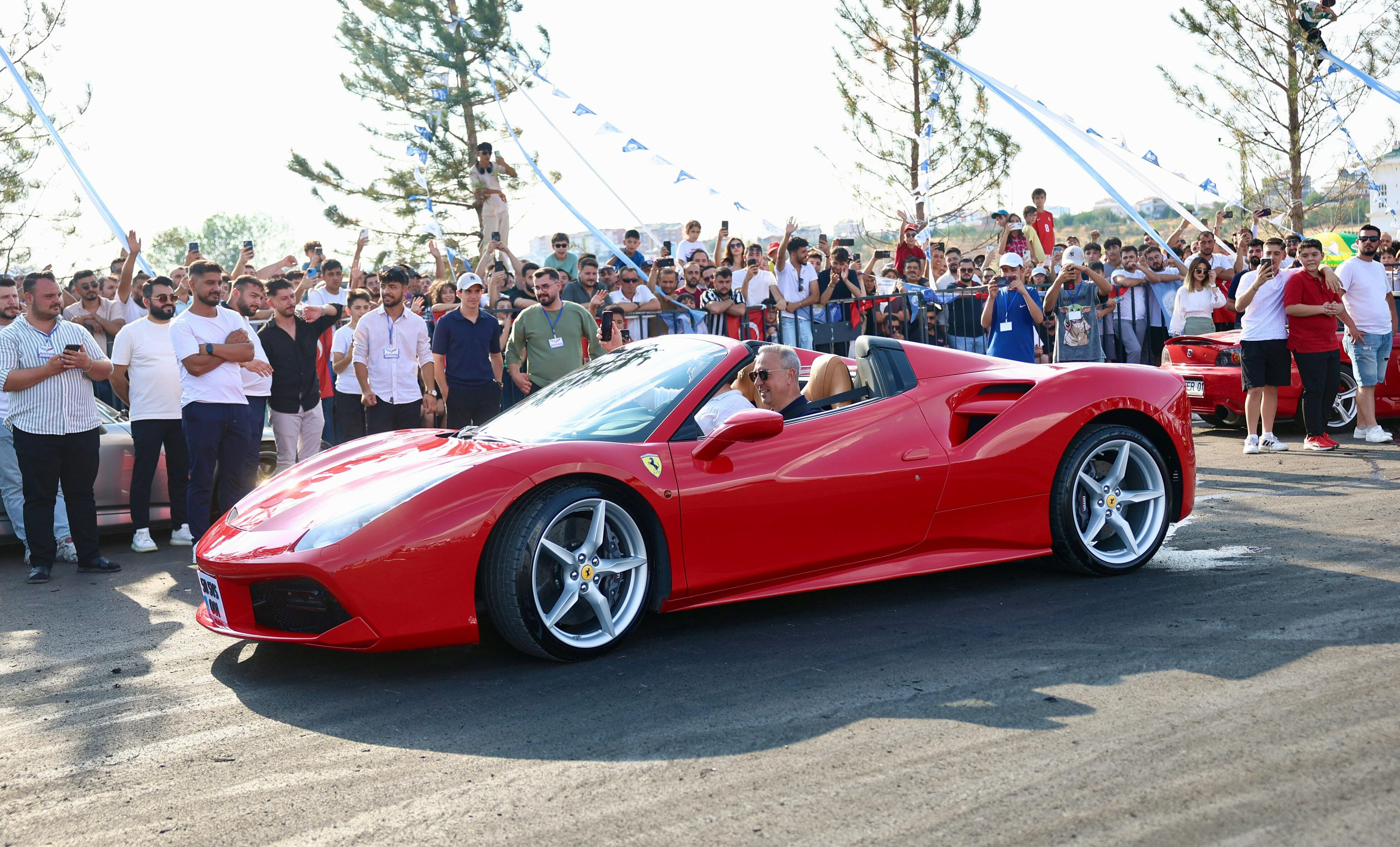 Belediye başkanından drift şov! Ferrari'yle baş döndürdü Belediye başkanından drift şov! Ferrari'yle baş döndürdü - 2. Resim