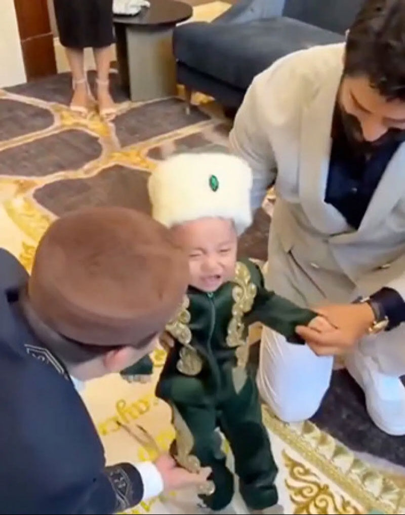 Burak Özçivit’in 200 bin dolarlık kurdele anı! Nedeni ağızları açık bıraktı Burak Özçivit’in 200 bin dolarlık kurdele anı! Nedeni ağızları açık bıraktı - 2. Resim