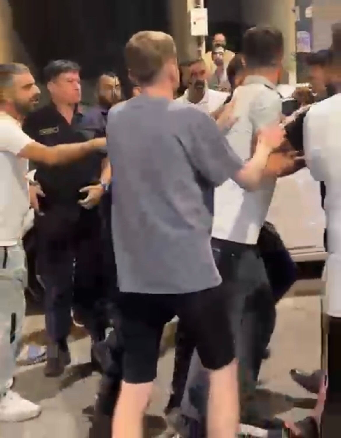 Çevreyi rahatsız eden grup, jandarmaya saldırdı: "Seni sivilken vururum, öldürürüm" tehdidi Çevreyi rahatsız eden grup, jandarmaya saldırdı: "Seni sivilken vururum, öldürürüm" tehdidi - 1. Resim