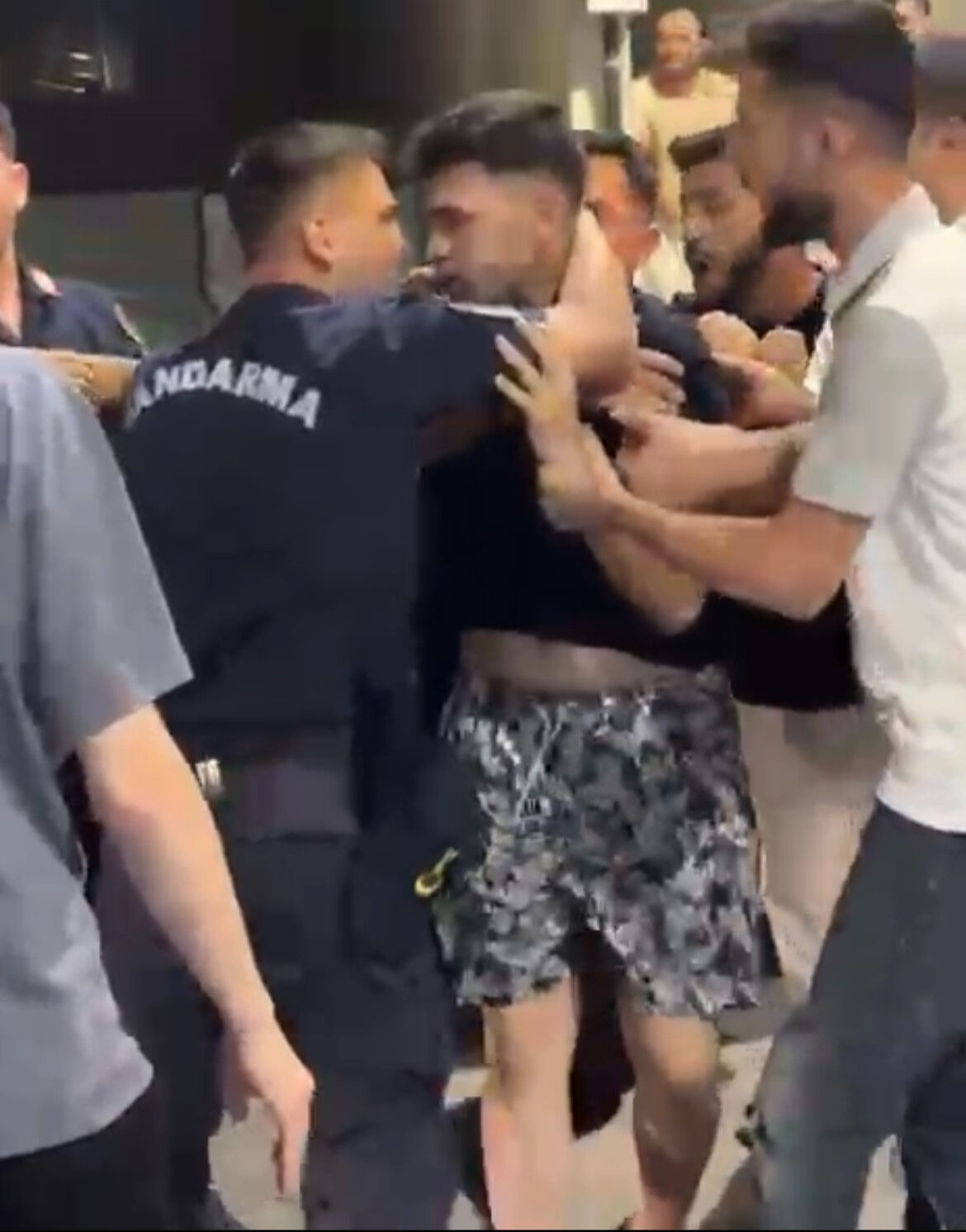 Çevreyi rahatsız eden grup, jandarmaya saldırdı: "Seni sivilken vururum, öldürürüm" tehdidi Çevreyi rahatsız eden grup, jandarmaya saldırdı: "Seni sivilken vururum, öldürürüm" tehdidi - 2. Resim