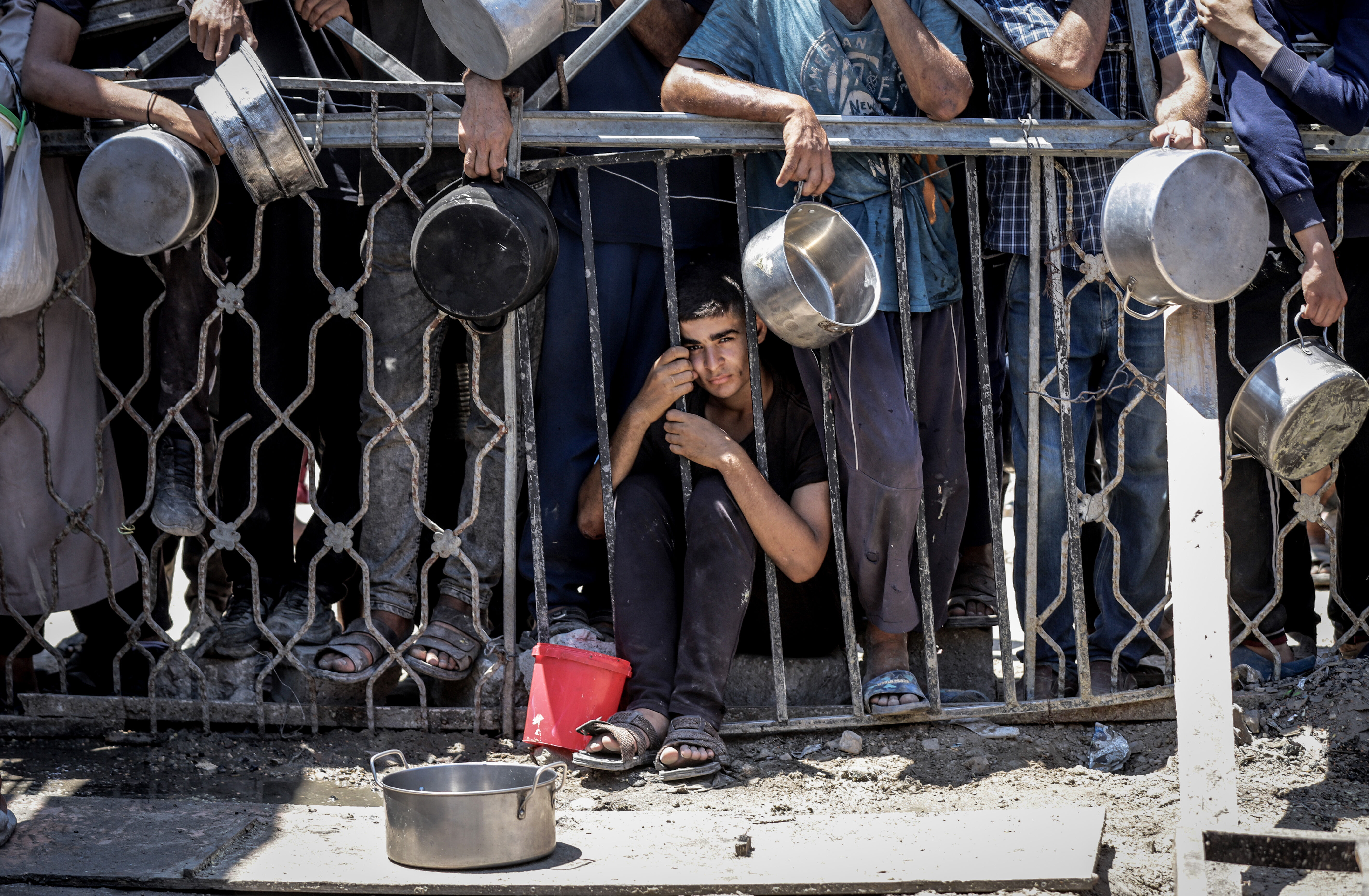 Ekmek dahi bulamadılar, günden güne eridi! 13 yaşındaki Şuhaybir annesinin kollarında açlıktan öldü Ekmek dahi bulamadılar, günden güne eridi! 13 yaşındaki Şuhaybir annesinin kollarında açlıktan öldü - 1. Resim