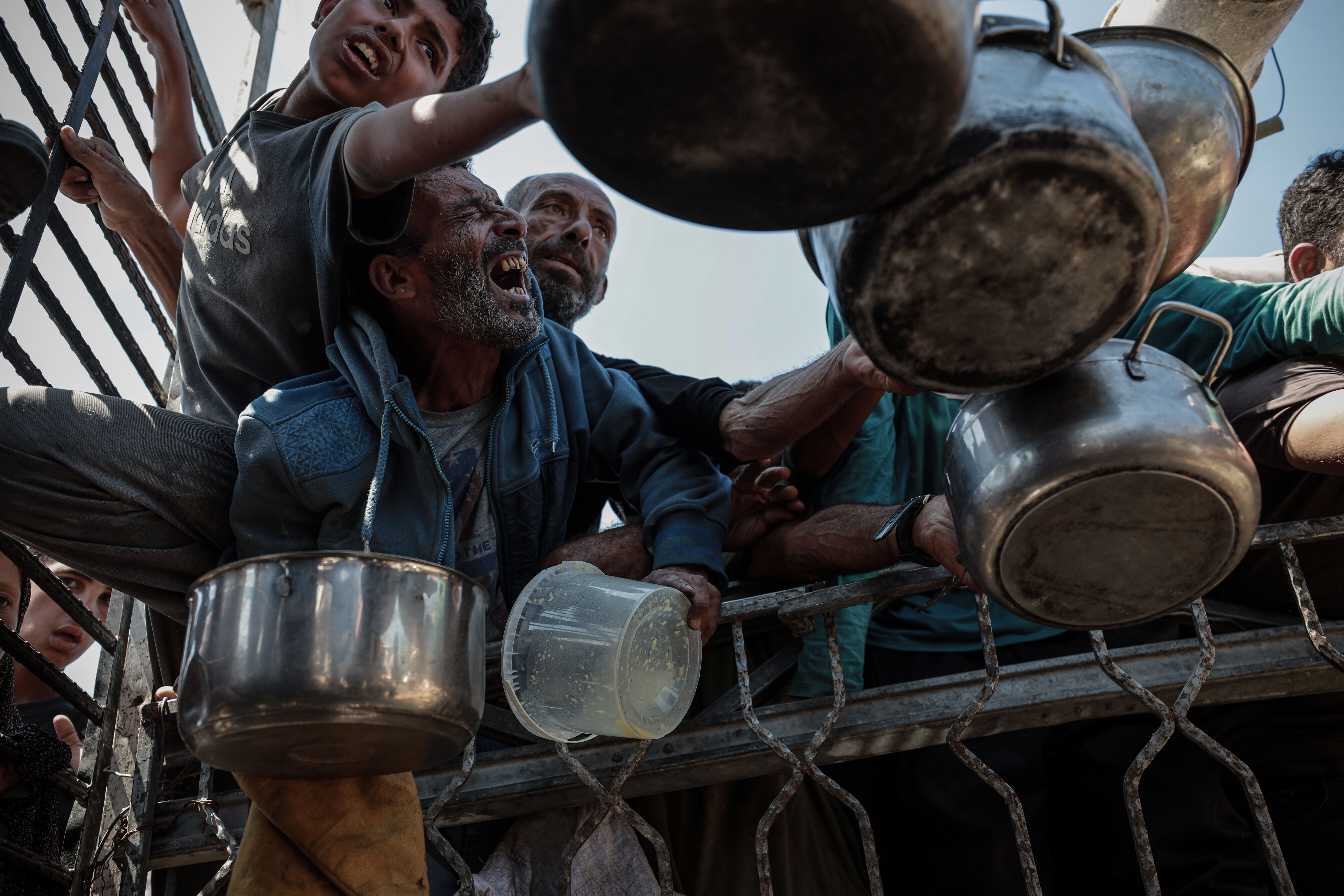 Ekmek dahi bulamadılar, günden güne eridi! 13 yaşındaki Şuhaybir annesinin kollarında açlıktan öldü Ekmek dahi bulamadılar, günden güne eridi! 13 yaşındaki Şuhaybir annesinin kollarında açlıktan öldü - 4. Resim
