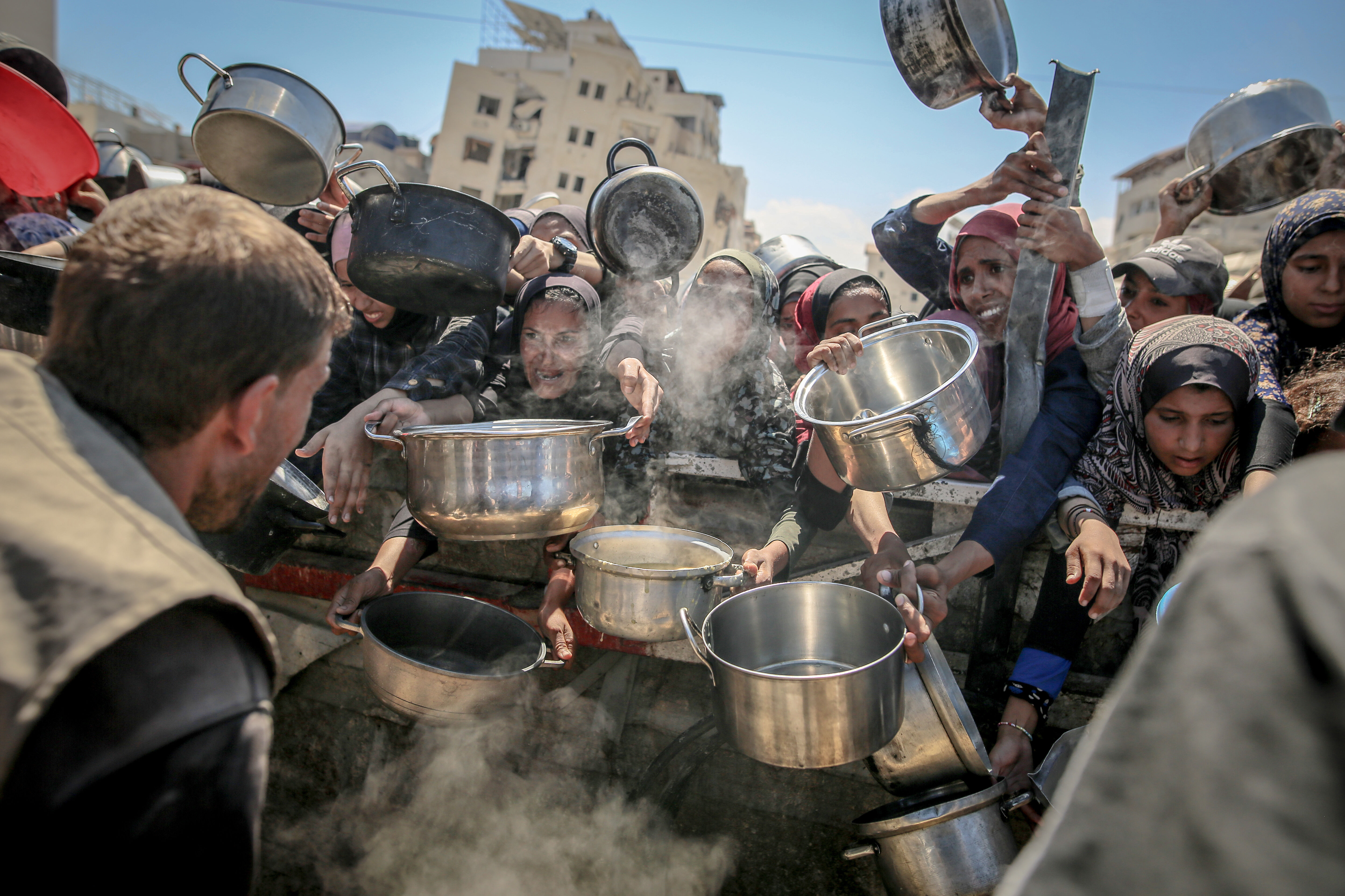 Ekmek dahi bulamadılar, günden güne eridi! 13 yaşındaki Şuhaybir annesinin kollarında açlıktan öldü Ekmek dahi bulamadılar, günden güne eridi! 13 yaşındaki Şuhaybir annesinin kollarında açlıktan öldü - 3. Resim