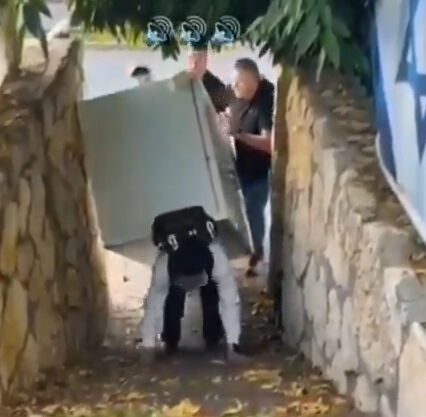 Filistinlilerin eşyalarını çalan İsrailli kabusu yaşadı! O anlar sosyal medyada gündem oldu Filistinlilerin eşyalarını çalan İsrailli kabusu yaşadı! O anlar sosyal medyada gündem oldu - 1. Resim