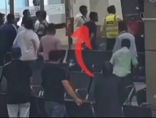 Hindistan'da havalimanında facia! Asker, personele saldırdı: Sebebi ise pes dedirtti Havalimanında facia! Asker, personele saldırdı: Sebebi ise pes dedirtti - 1. Resim