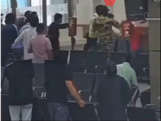 Hindistan'da havalimanında facia! Asker, personele saldırdı: Sebebi ise pes dedirtti Havalimanında facia! Asker, personele saldırdı: Sebebi ise pes dedirtti - 2. Resim