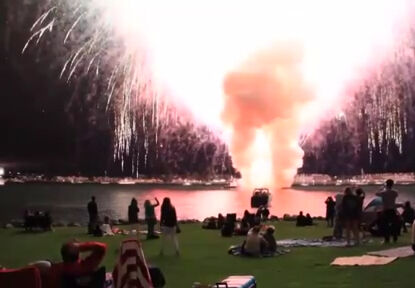 Japonya'da havai fişek festivalinde yangın! 5 işçi denize atlayarak kurtuldu - 1. Resim