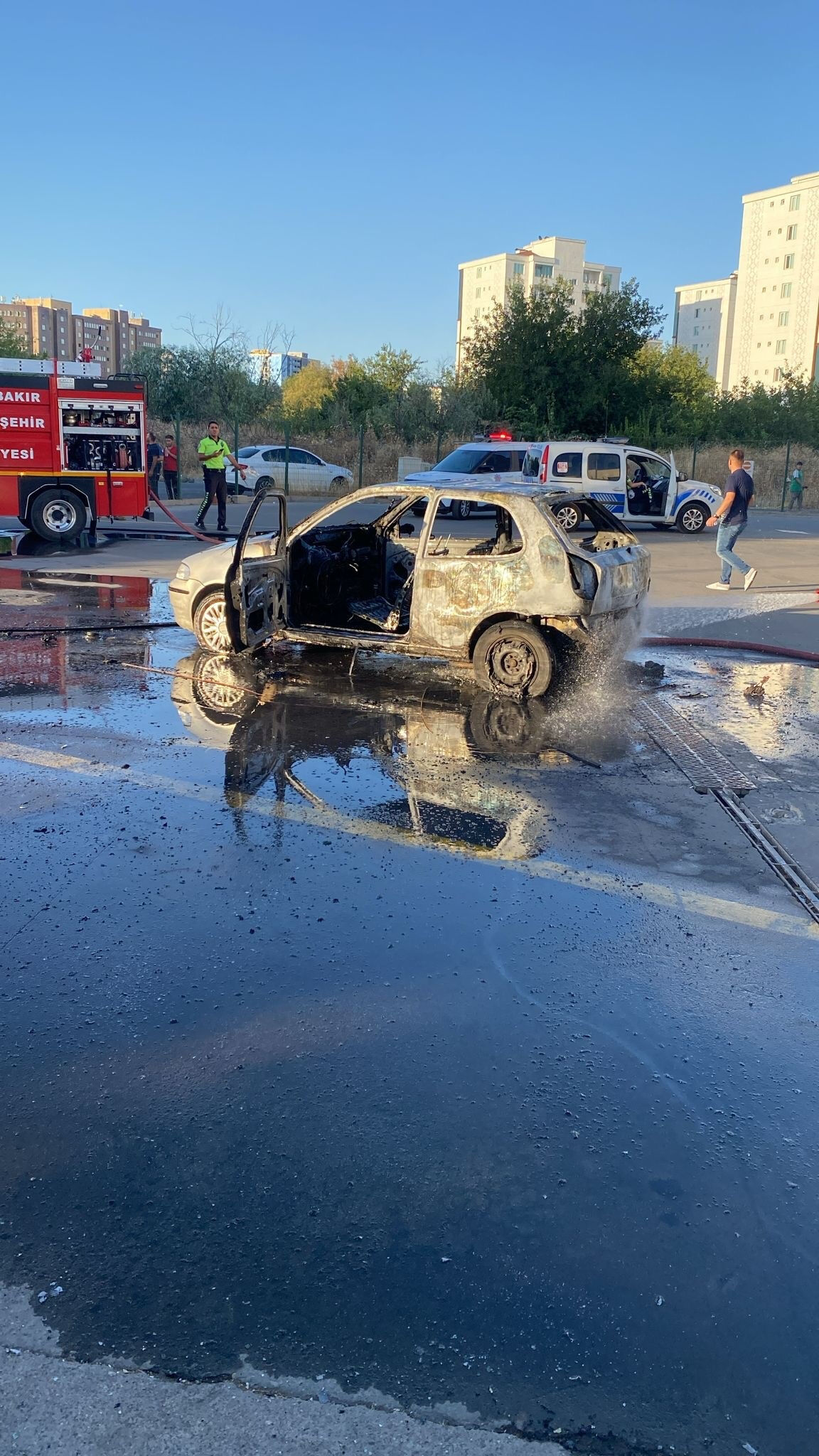 Muayeneden geçmeyen aracı sahibini çileden çıkardı! İstasyon önünde ateşe verdi - 3. Resim