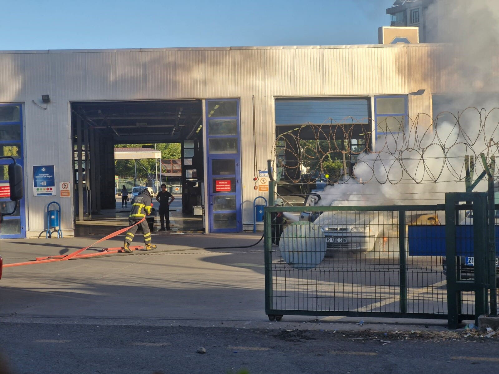 Muayeneden geçmeyen aracı sahibini çileden çıkardı! İstasyon önünde ateşe verdi - 1. Resim