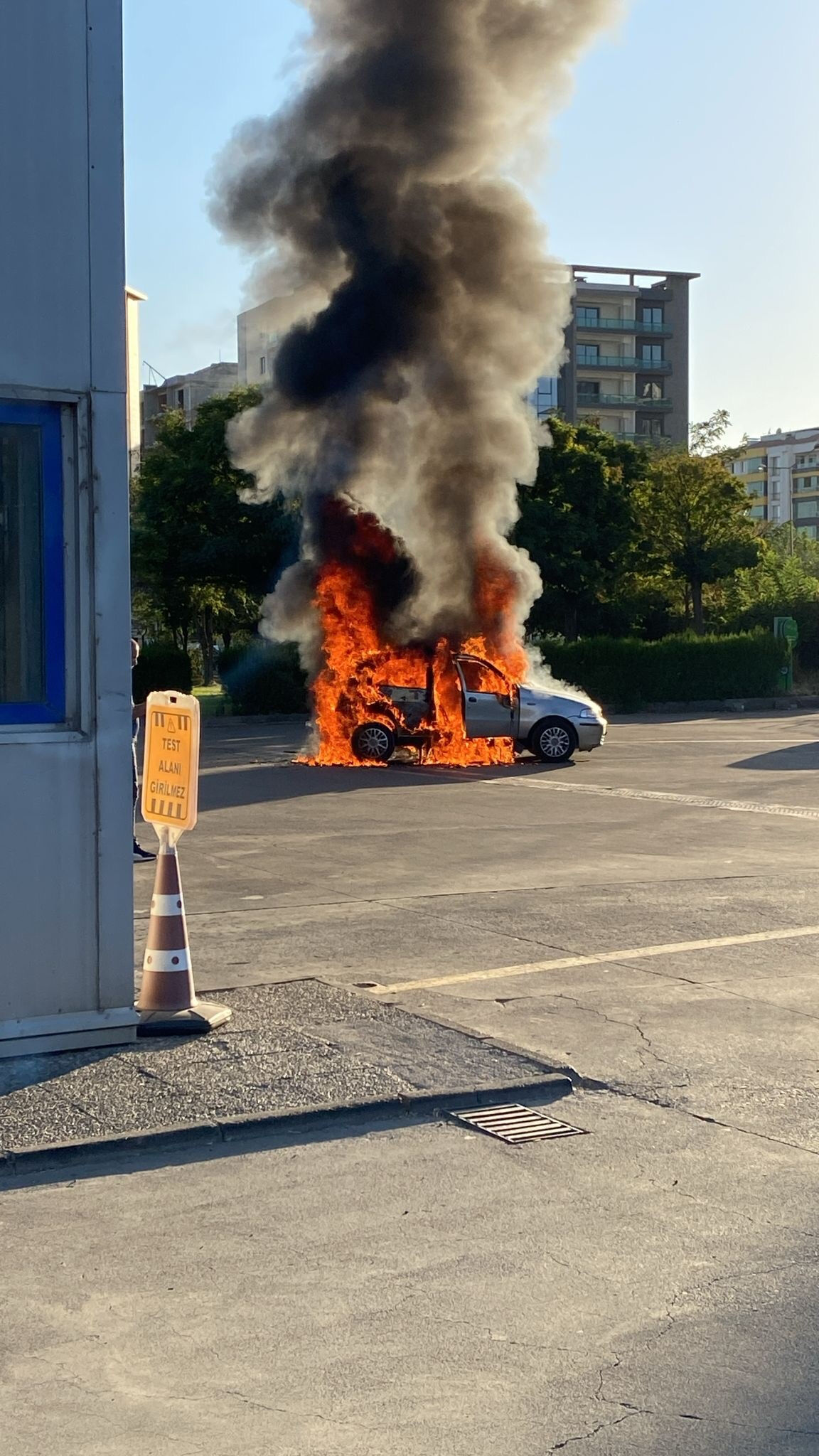 Muayeneden geçmeyen aracı sahibini çileden çıkardı! İstasyon önünde ateşe verdi - 2. Resim