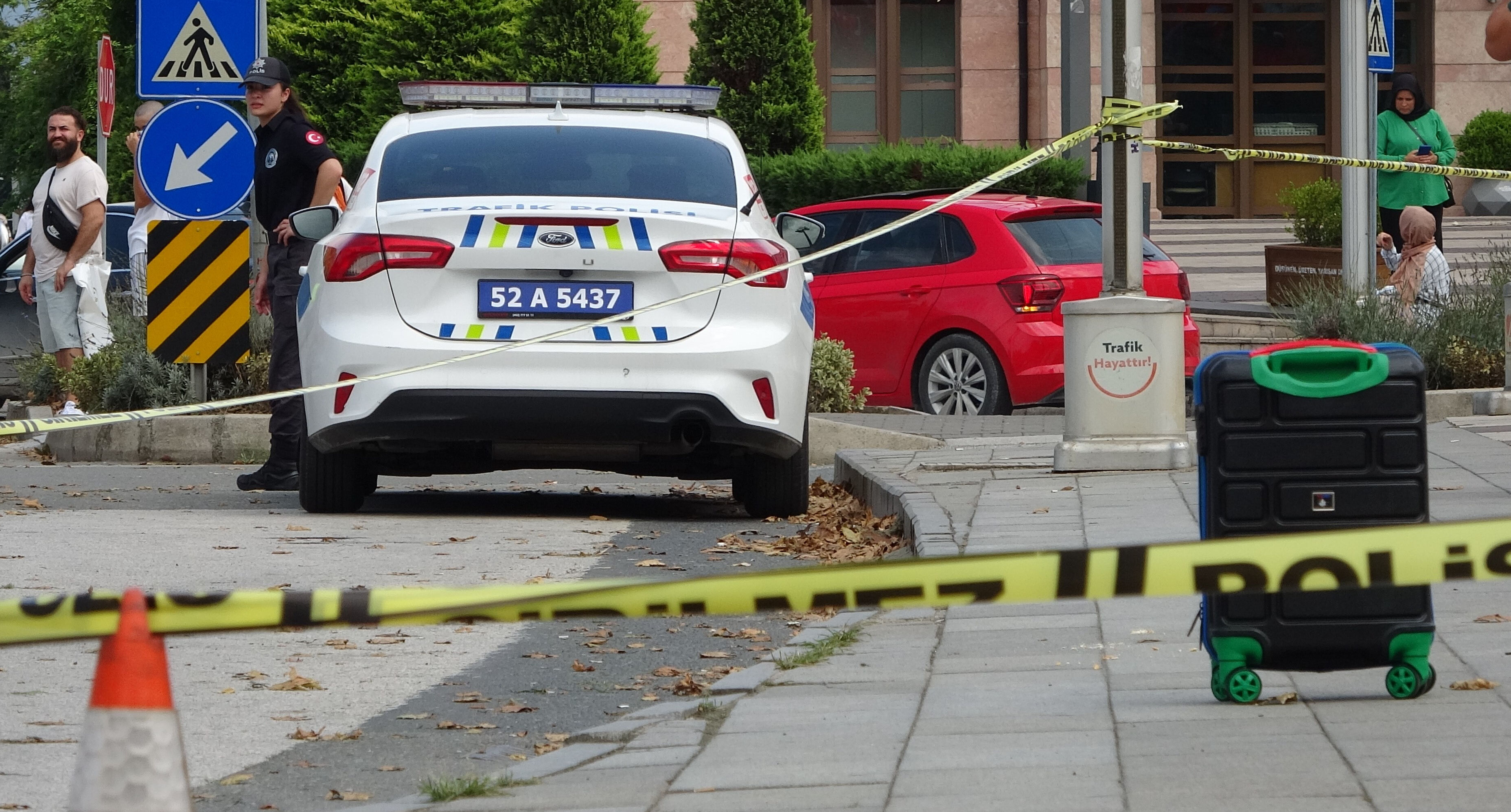 Ordu'da hareketli dakikalar! Yol ortasındaki valiz ekipleri harekete geçirdi Ordu'da hareketli dakikalar! Yol ortasındaki valiz ekipleri harekete geçirdi - 1. Resim