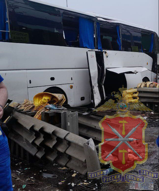 Rusya'da bir yolcu otobüsü gişelere saplandı! 4'ü çocuk 30 yaralı Rusya'da bir yolcu otobüsü gişelere saplandı! 4'ü çocuk 30 yaralı - 2. Resim