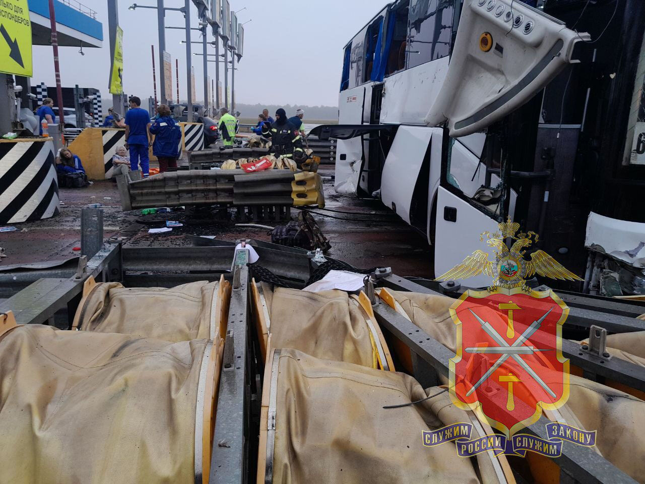 Rusya'da bir yolcu otobüsü gişelere saplandı! 4'ü çocuk 30 yaralı Rusya'da bir yolcu otobüsü gişelere saplandı! 4'ü çocuk 30 yaralı - 1. Resim