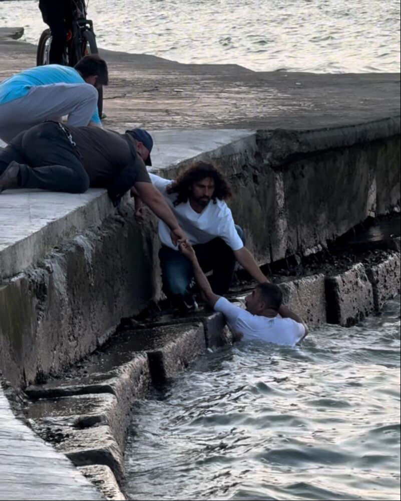 Samsun'da ilginç görüntü! Taşkınlık yaptı, polisten kaçmak için denize atladı Samsun'da ilginç görüntü! Taşkınlık yaptı, polisten kaçmak için denize atladı - 1. Resim