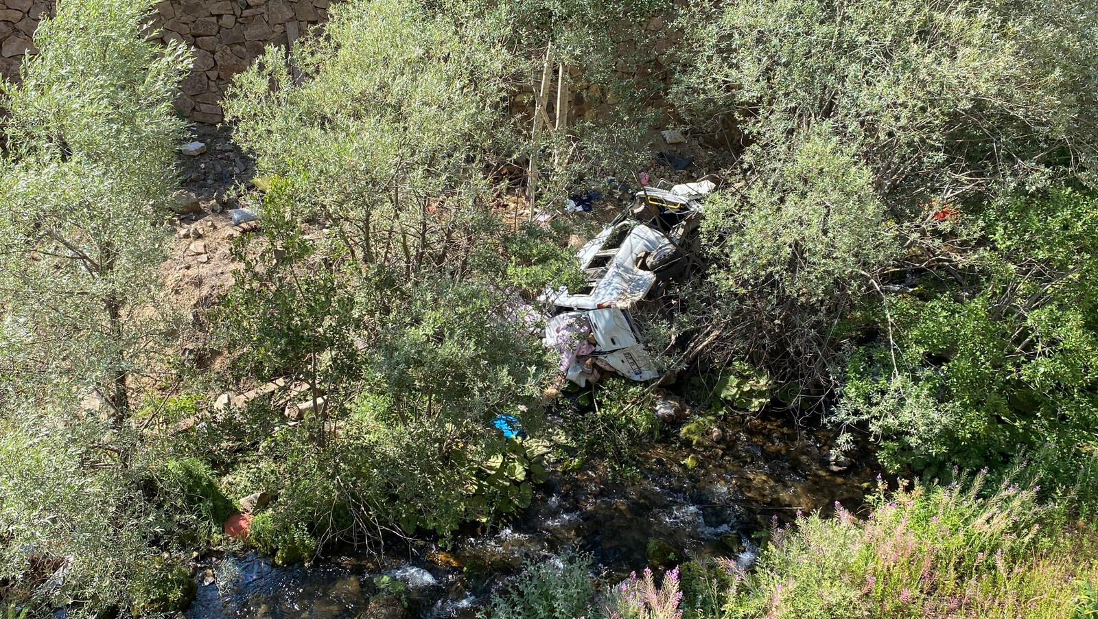 Sivas'ta feci kaza! İşçi minibüsü uçuruma yuvarlandı: Ölü ve yaralılar var - 1. Resim