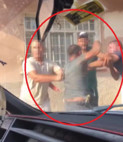 Tekmeli yumruklu kavga! Sokak boks ringine döndü Tekmeli yumruklu kavga! Sokak boks ringine döndü - 1. Resim