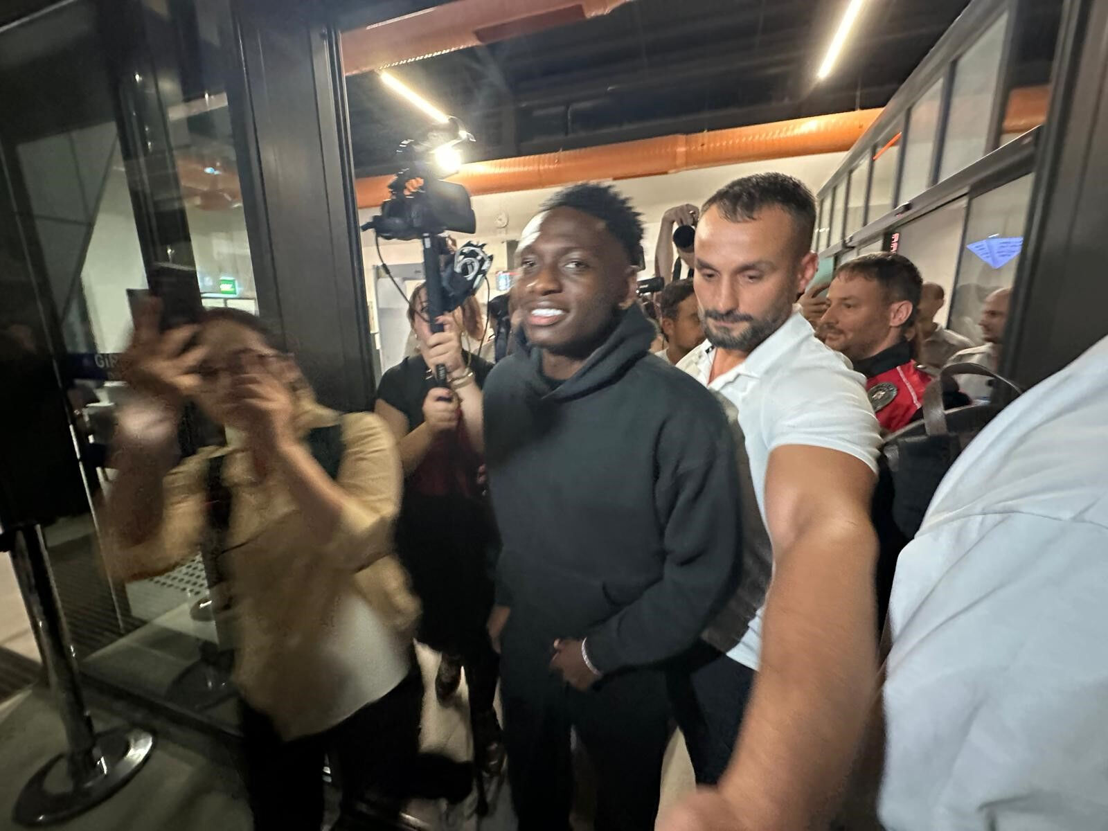 Trabzonspor'da Nwakaeme'ye alternatif isim bulundu! Fırtına Olaigbe Trabzonspor'dan yeni transfer! Kazeem Olaigbe Trabzon'da - 1. Resim