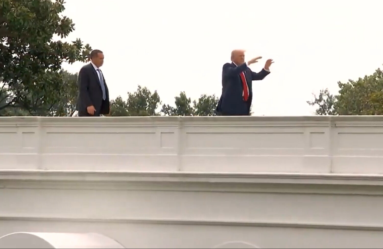 Trump, Beyaz Saray'ın çatısına çıktı: Nükleer füze inşa edeceğiz Trump, Beyaz Saray'ın çatısına çıktı: Nükleer füze inşa edeceğiz - 1. Resim