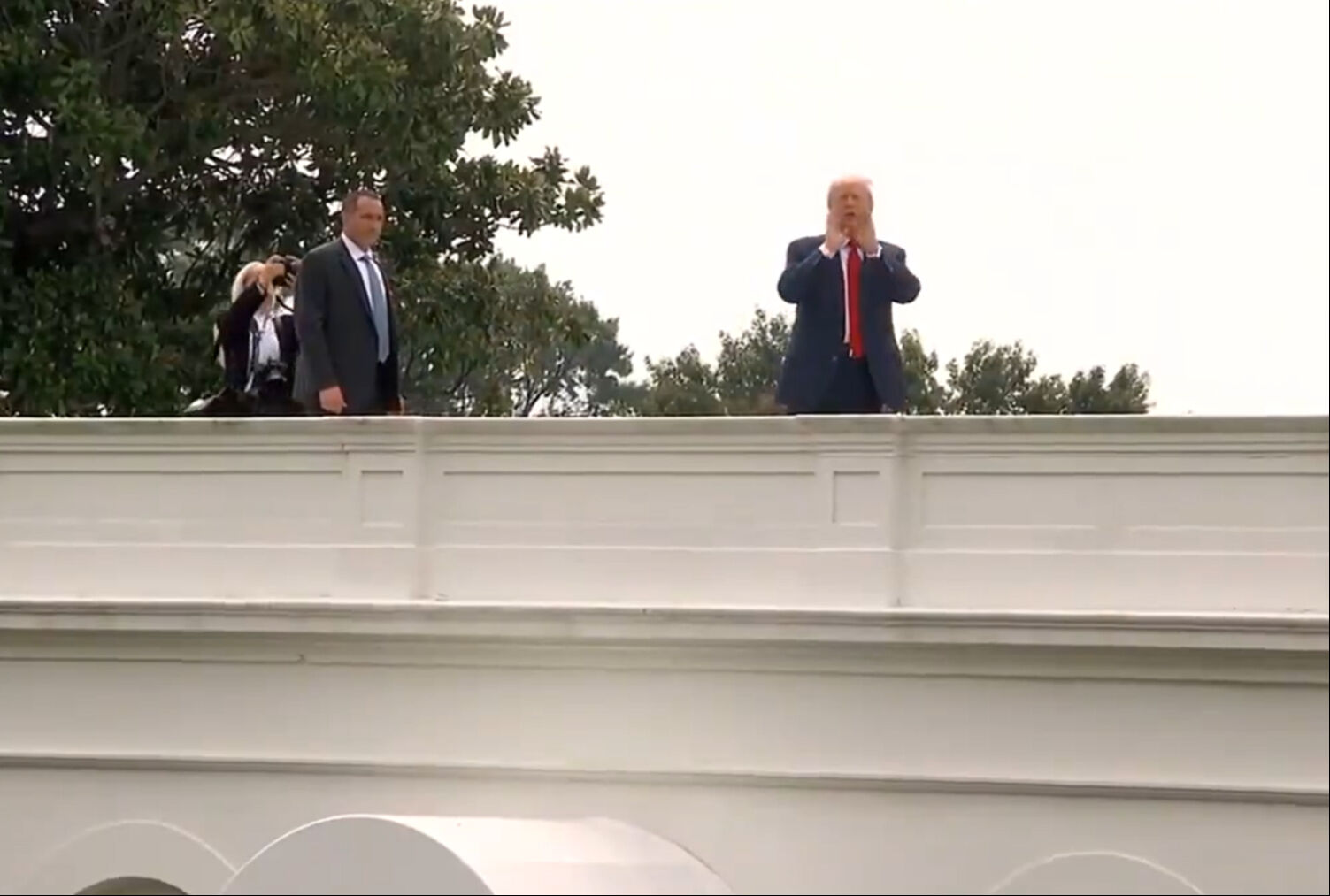 Trump, Beyaz Saray'ın çatısına çıktı: Nükleer füze inşa edeceğiz Trump, Beyaz Saray'ın çatısına çıktı: Nükleer füze inşa edeceğiz - 2. Resim