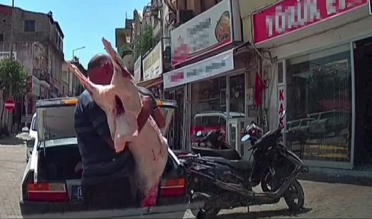 Adana'da bir gıda skandalı daha! Görüntüler tepki çekti Adana'da bir gıda skandalı daha! Görüntüler tepki çekti - 1. Resim