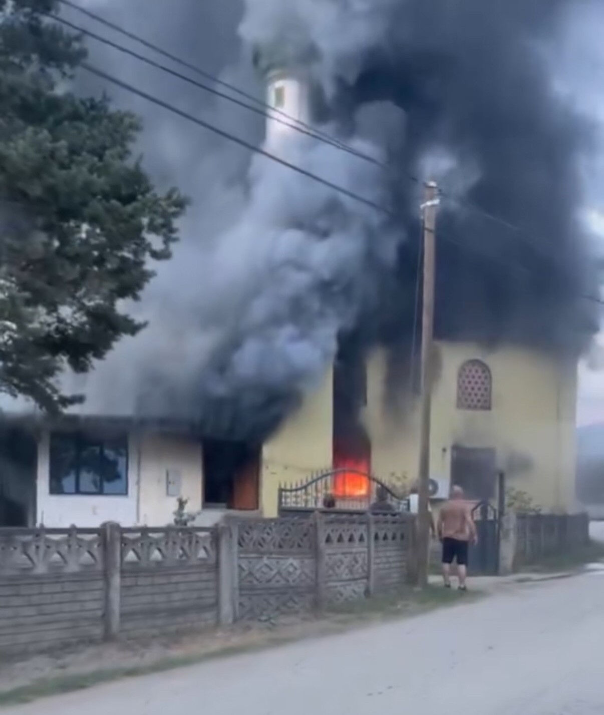 Akşam namazı öncesi alevler yükseldi! Cami kullanılamaz hale geldi Akşam namazı öncesi alevler yükseldi! Cami kullanılamaz hale geldi - 1. Resim