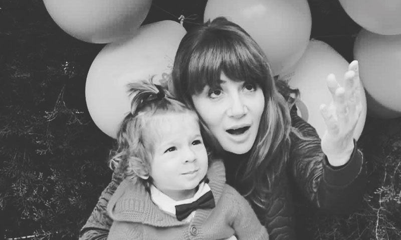 Oğlunu çıplak denize sokan Aylin Aslım'a tepki yağıyor! Peki uzmanlar ne diyor? Aylin Aslım oğlunu çıplak denize soktuğu için tepki çekti! Açıklaması gecikmedi: Başınız belaya girer - 1. Resim