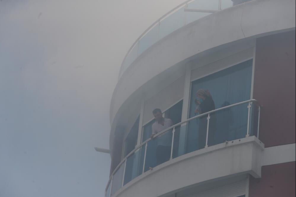 Balkonda dakikalarca kurtarılmayı beklediler! Korku dolu anlar... - 3. Resim