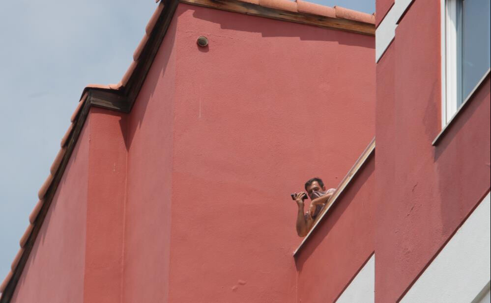 Balkonda dakikalarca kurtarılmayı beklediler! Korku dolu anlar... - 1. Resim