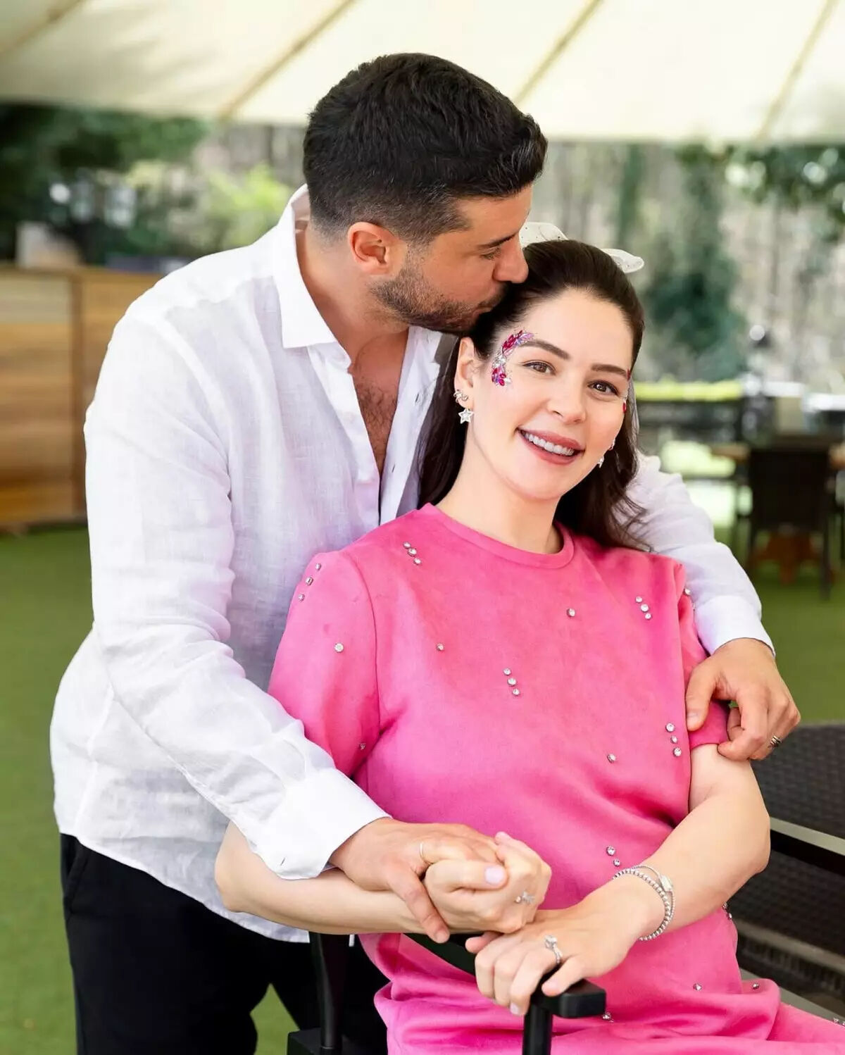 Berk Oktay ile Yıldız Çağrı Atiksoy'un evliliğinde çatlak mı var? Set arkadaşı detayı ortalığı karıştırdı Berk Oktay ile Yıldız Çağrı Atiksoy'un evliliğinde çatlak mı var? Set arkadaşı detayı ortalığı karıştırdı - 1. Resim