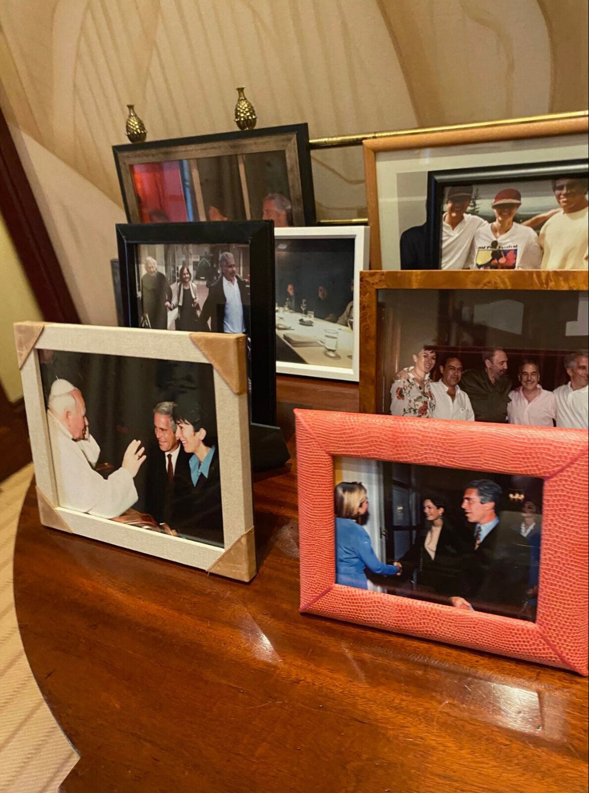 Epstein'ın 7 katlı malikanesinden öyle şeyler çıktı ki... Sır perdesi aralandı, karanlık geçmişi gözler önünde Epstein'ın 7 katlı malikanesinden öyle şeyler çıktı ki... Sır perdesi aralandı, karanlık geçmişi gözler önünde - 2. Resim