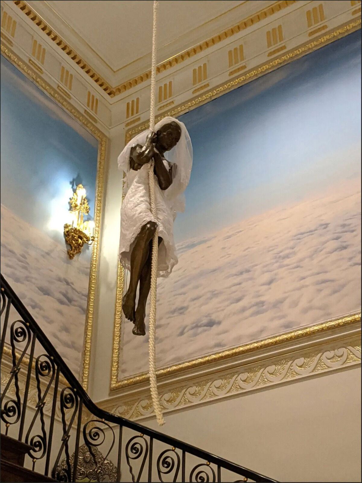 Epstein'ın 7 katlı malikanesinden öyle şeyler çıktı ki... Sır perdesi aralandı, karanlık geçmişi gözler önünde Epstein'ın 7 katlı malikanesinden öyle şeyler çıktı ki... Sır perdesi aralandı, karanlık geçmişi gözler önünde - 4. Resim