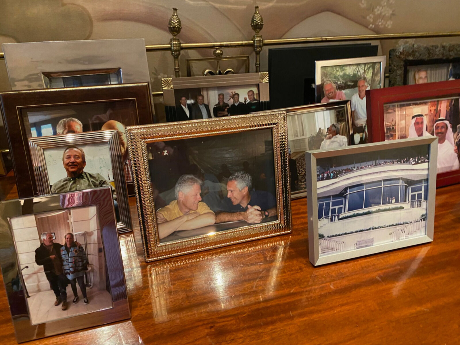 Epstein'ın 7 katlı malikanesinden öyle şeyler çıktı ki... Sır perdesi aralandı, karanlık geçmişi gözler önünde Epstein'ın 7 katlı malikanesinden öyle şeyler çıktı ki... Sır perdesi aralandı, karanlık geçmişi gözler önünde - 3. Resim