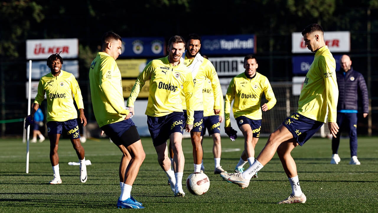 Feyenoord - Fenerbahçe maç kadrosu açıklandı! İlk 11’de kimler var, kimler eksik, kimler sakat? Feyenoord - Fenerbahçe maç kadrosu açıklandı! İlk 11’de kimler var, kimler eksik, kimler sakat? - 1. Resim